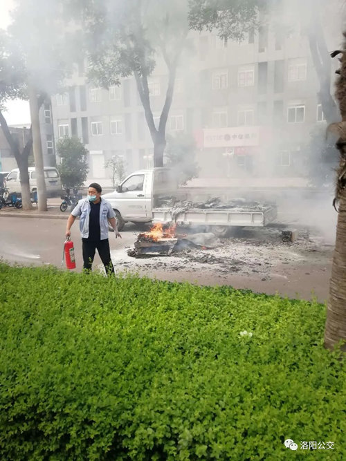 驚險！高溫天小貨車“上火” 萬幸！路遇公交車長及時“滅火”